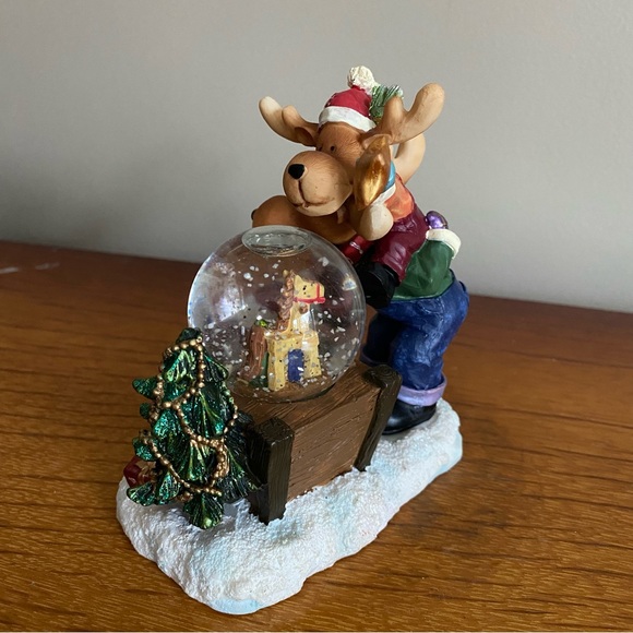 Moose friends mini globe Christmas ornament - Picture 6 of 7